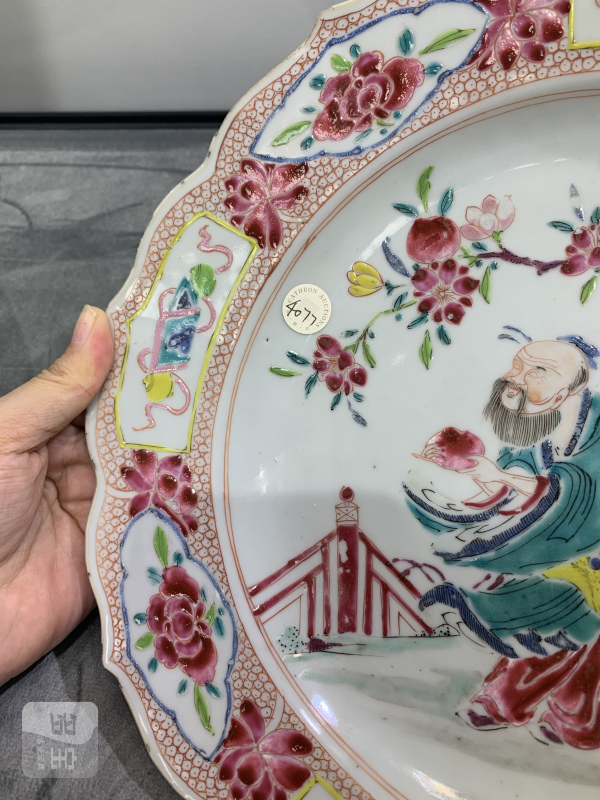 清雍正粉彩东方朔偷桃纹葵口大盘 - 图5